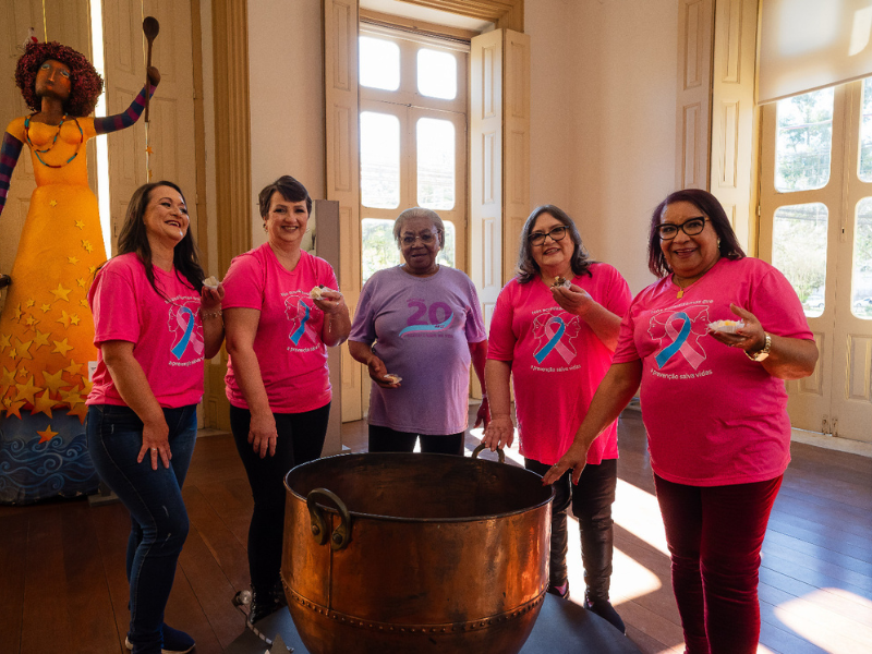Prefeitura de Pelotas recebe exposição fotográfica alusiva ao Outubro Rosa
