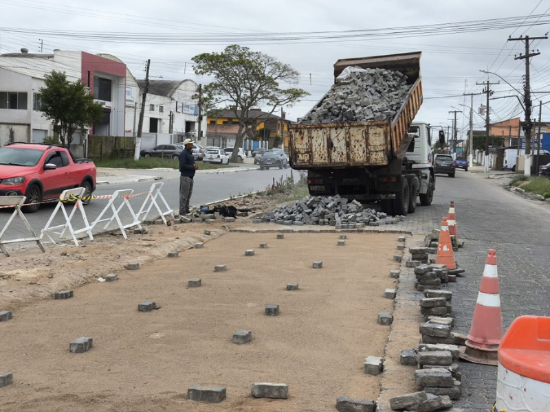 Prefeitura de Pelotas faz tapa-buracos na rua Paulo Zanotta do Fragata