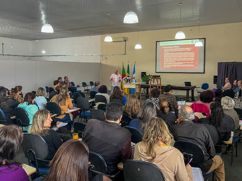 Servidores da SME recebem formação sobre economia solidária em Pelotas