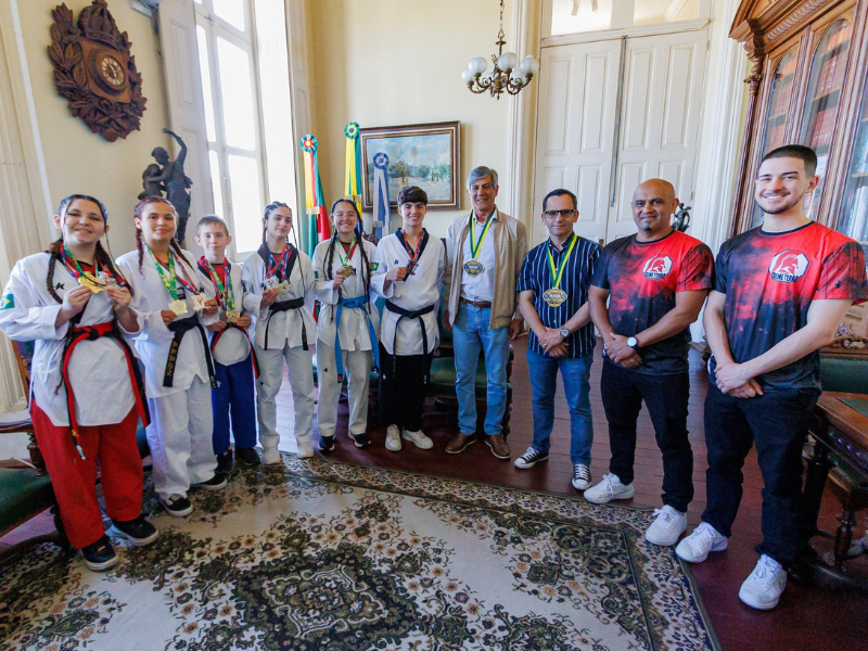 Prefeito recebe a delegação pelotense do Mundial de Taekwondo