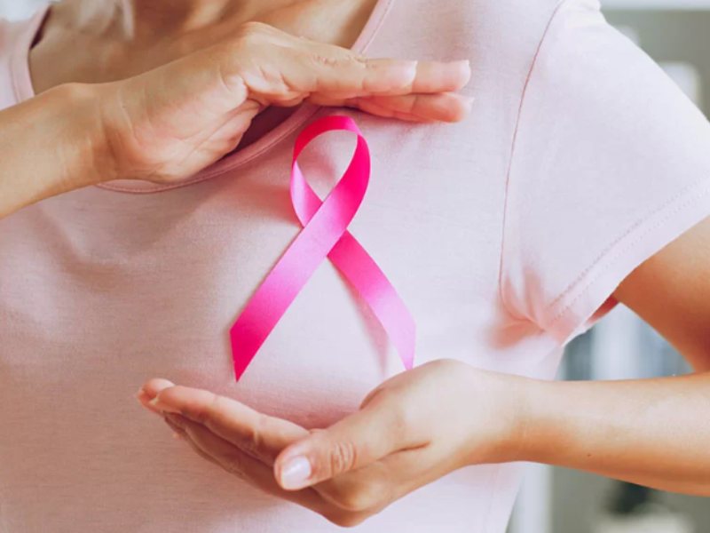 Outubro Rosa leva acolhimento e cuidados à Casa Luciety