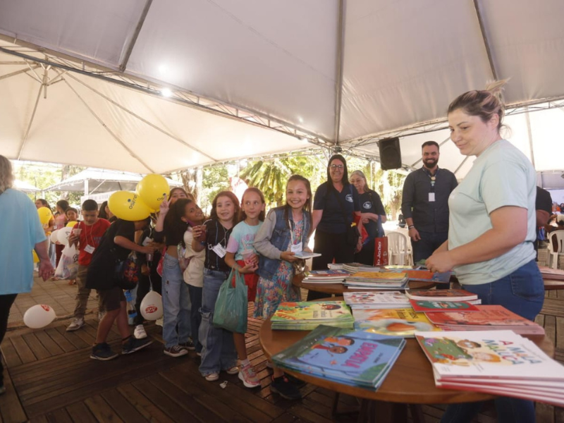 51ª Feira do Livro de Pelotas inicia doação de 2 mil exemplares para alunos da rede municipal