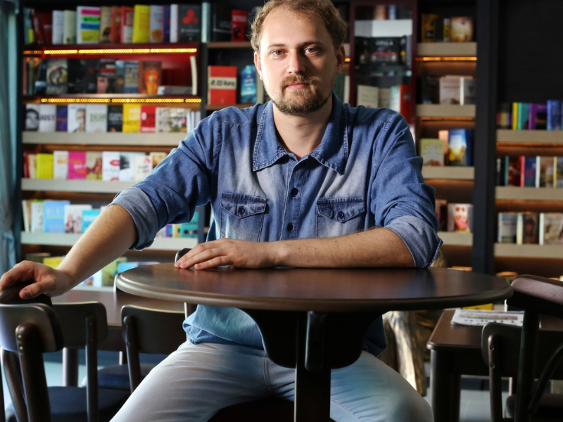 Encontro com o escritor Pablo Zorzi ocorre neste sábado (15), na 51ª Feira do Livro de Pelotas