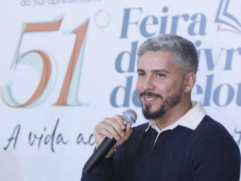 “Sempre tive necessidade de ser um escritor que vive suas histórias”, diz Pedro Rhuas na 51ª Feira do Livro de Pelotas