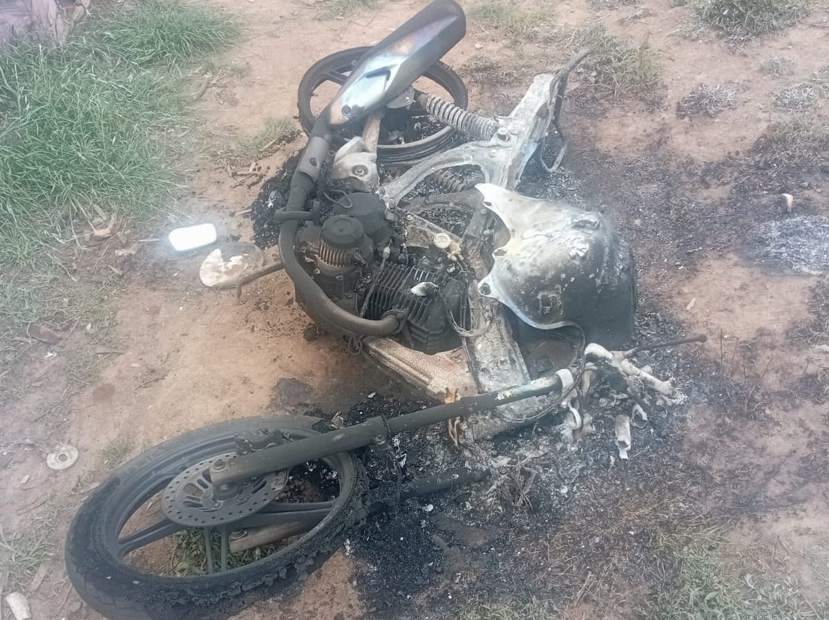 Motocleta de Patrícia ficou totalmente destruída pelo fogo- Foto- divulgação