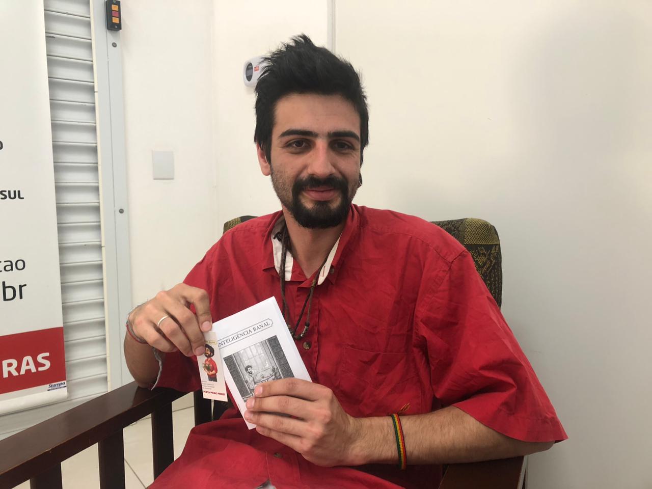 Escritor independente lança novo livreto na 51ª Feira do Livro de Pelotas