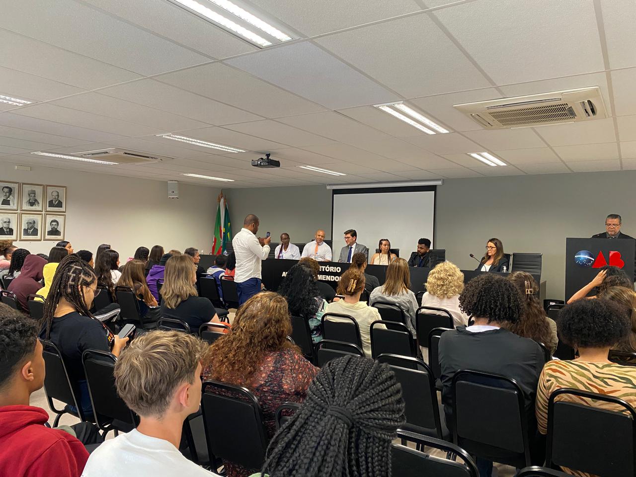 OAB Pelotas promove minicurso para estudantes e professores sobre a implementação da Lei 10.639/03 nas escolas
