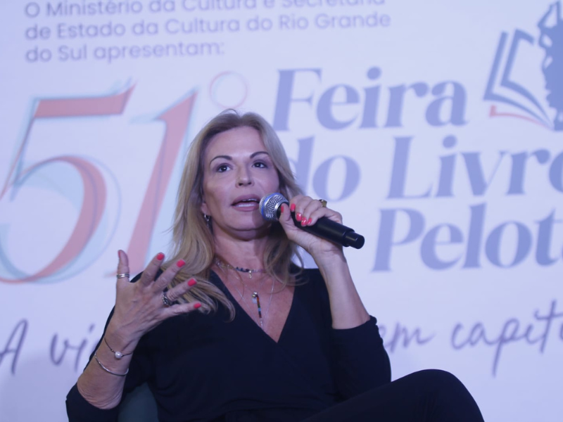 Letícia Wierzchowski apresenta seu primeiro livro de crônicas na 51ª Feira do Livro de Pelotas