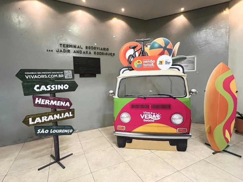 Rodoviária de Pelotas divulga turismo gaúcho em painel temático