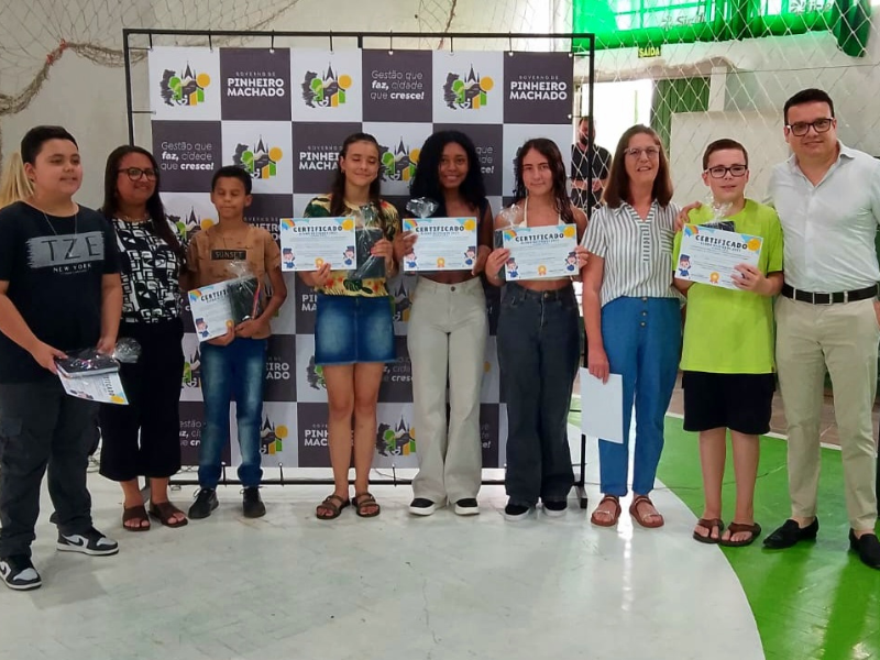 Pinheiro Machado realiza 4ª cerimônia de premiação dos Alunos Destaques 2025