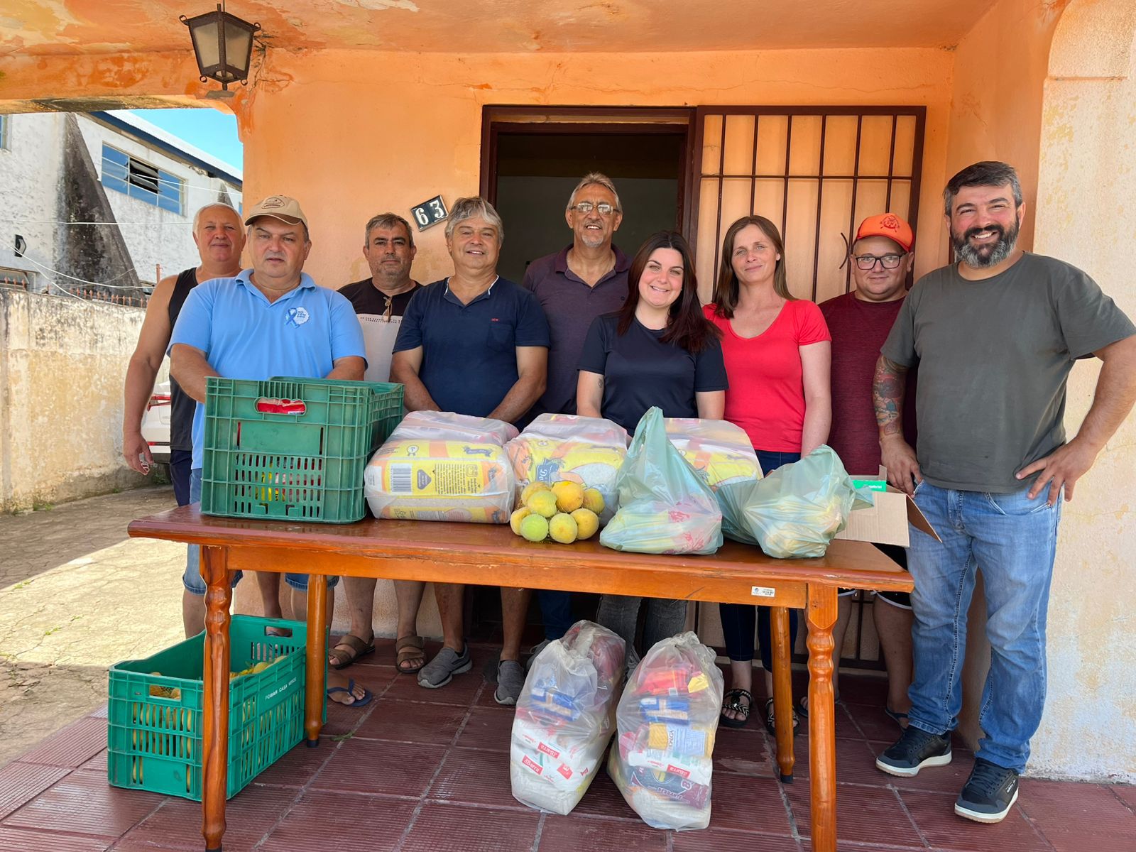 Prefeitura de Cerrito entrega mais de 300 cestas de Natal a famílias atendidas pela Assistência Social