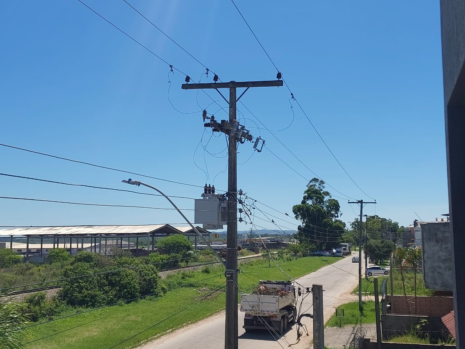 CEEE Equatorial alerta para riscos do uso de fogos perto da rede elétrica