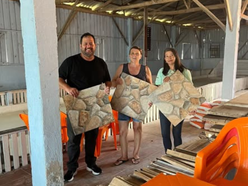 Prefeitura de Pedras Altas entrega material para melhoria de piso na Associação Lago Azul