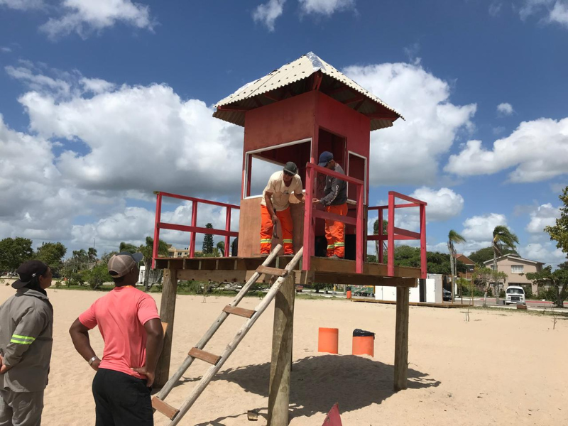 Prefeitura de Pelotas faz manutenção em guaritas de salva-vidas da praia