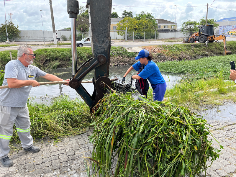 Sanep realiza limpeza de canal no prolongamento da Bento em Pelotas