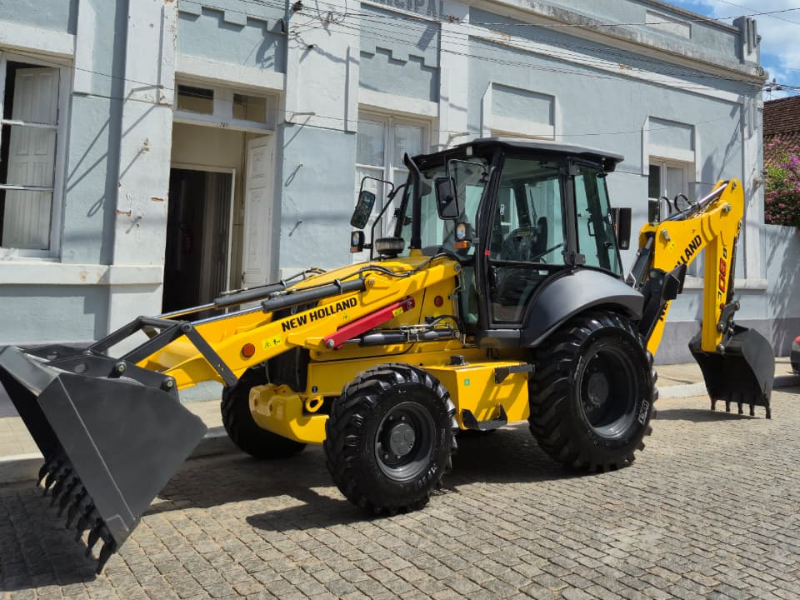 Prefeitura de Pinheiro Machado recebe nova retroescavadeira para reforçar infraestrutura rural