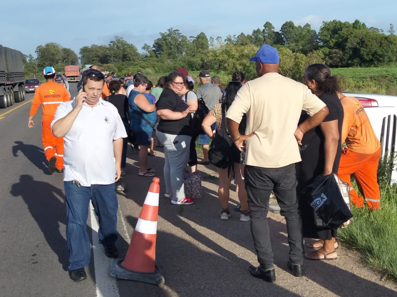 Ônibus com 35 passageiros tomba na BR-293 em Capão do Leão e deixa dois feridos leves