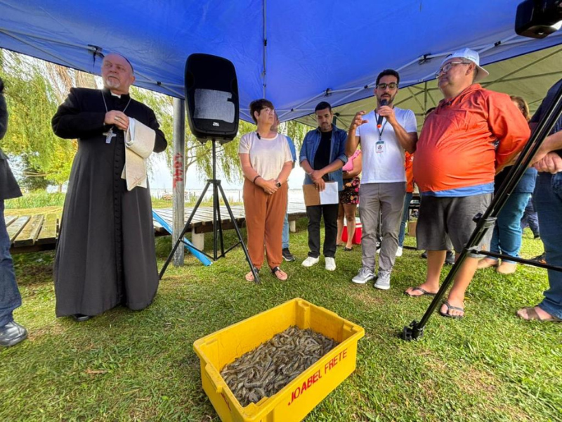 Mesmo sob forte chuva, cerimônia oficial dá início à safra do camarão 2026 em Rio Grande