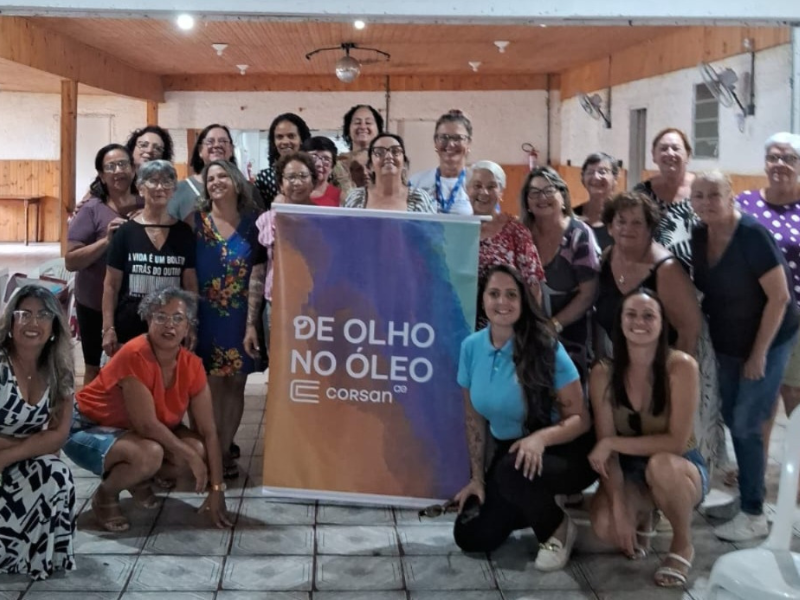 Corsan promove oficina de reaproveitamento de óleo de cozinha para moradoras em Rio Grande