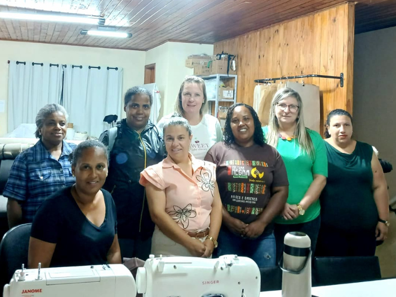 Morro Redondo: CRAS oferta oficina de artesanato para o Grupo de Mulheres Quilombolas Pérolas Negras