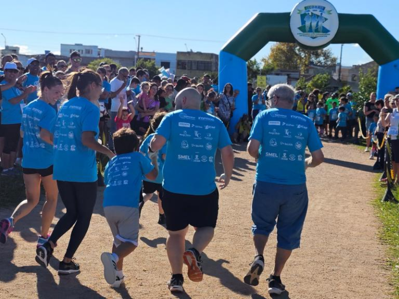 Corrida Azul promove inclusão e reúne mais de 200 participantes na Praça Saraiva