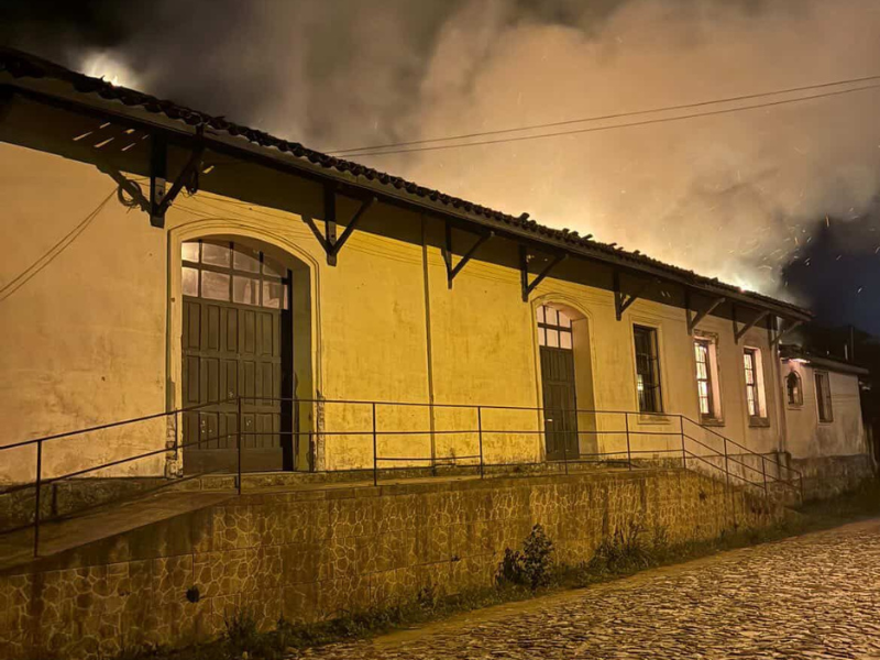 Incêndio atinge prédio histórico da antiga Câmara de Vereadores de Cerrito