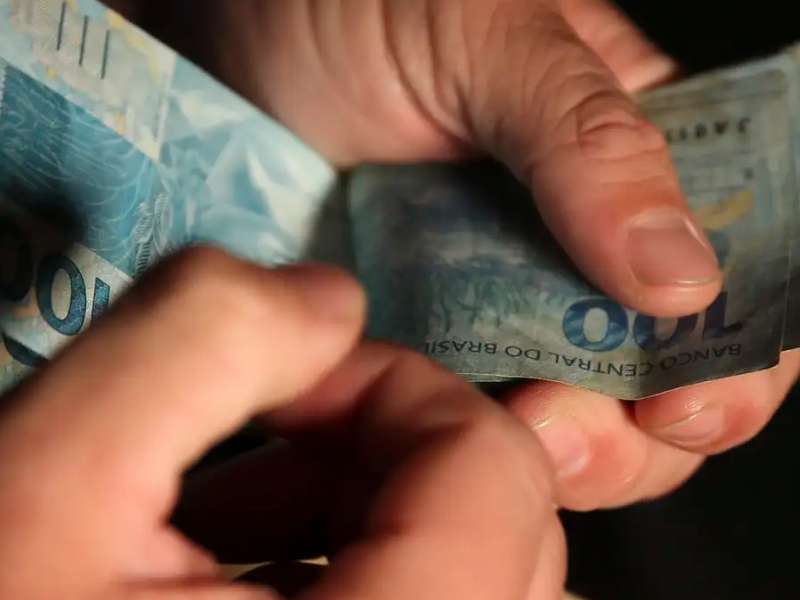 Salário médio do trabalhador amplia recorde e chega a R$ 3.722