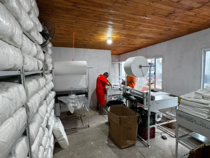 Em um mês de produção, unidade fabril instalada no Presídio Estadual de Jaguarão entrega quase 5 mil fraldas e absorventes