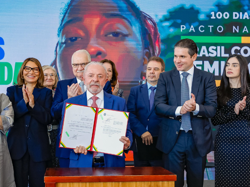 Lula assina pacote para ampliar proteção às mulheres e reforçar combate a crimes digitais