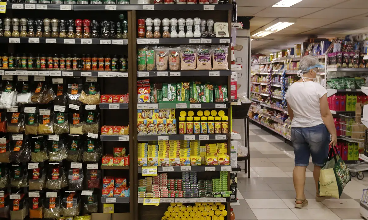 Indústria de alimentos lidera geração de empregos no Brasil, aponta IBGE