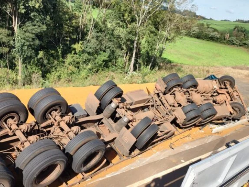 Acidente com caminhão na BR-282 mata passageira natural de Canguçu