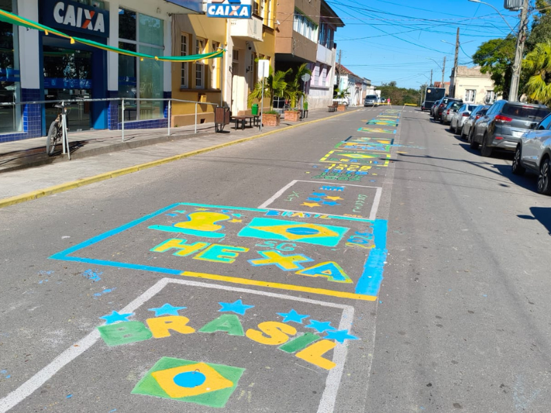 Em ação inspirada pela Copa do Mundo, estudantes colorem a rua Dr. Monteiro em Arroio Grande