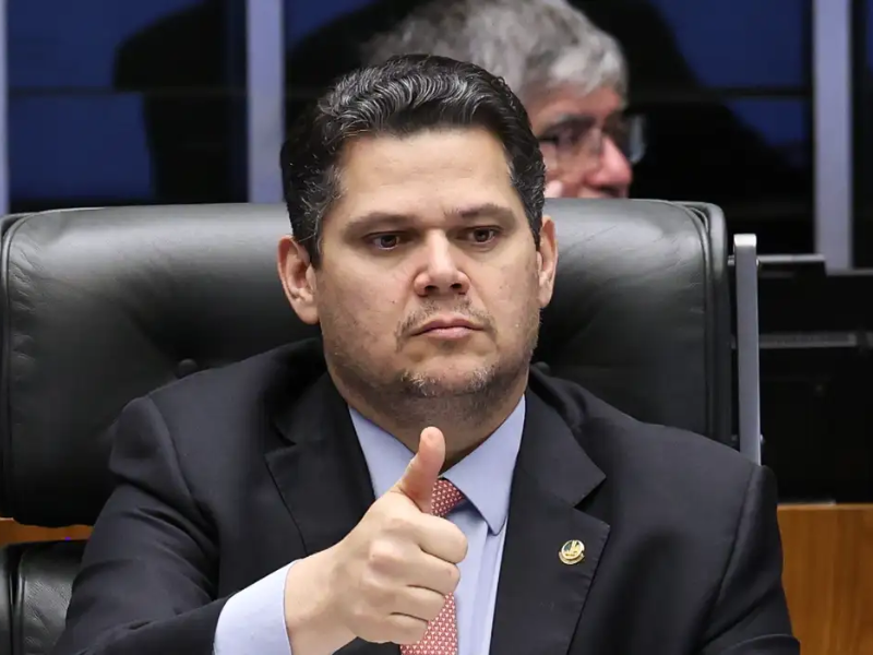 Alcolumbre sugere “melhorar” 6×1 e quer passar PEC por comissões