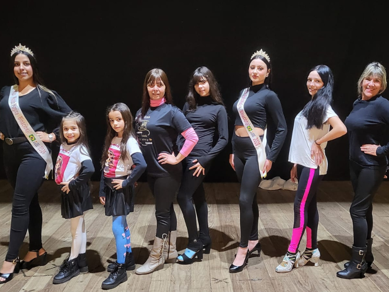 Projeto social promove aula de modelagem no Theatro Esperança em Jaguarão