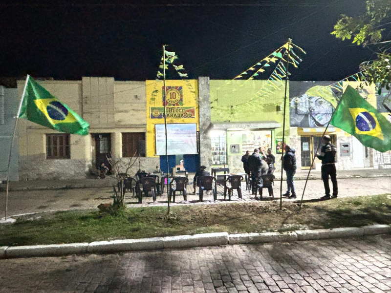 Bloco Burlesco Parada 10 entra no clima da Copa com confraternização e incentivo à decoração das casas em Jaguarão