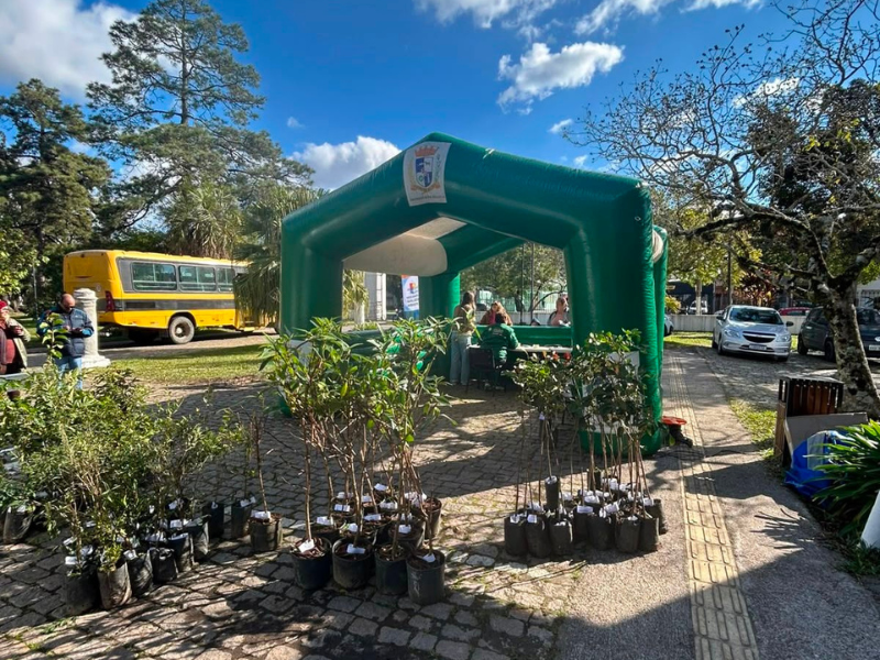SQA distribui 300 mudas de árvores nativas no parque da Baronesa