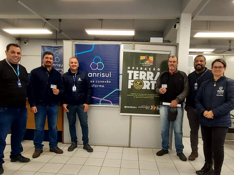 Emater/Ascar e Banrisul entregam mais dois cartões do programa Terra Forte em Capão do Leão