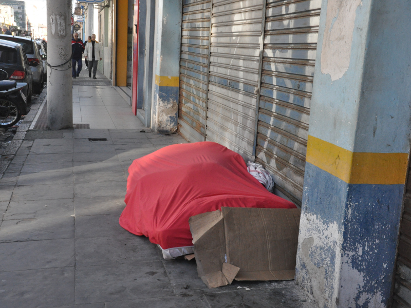 Homem em situação de rua morre após ser encontrado com hipotermia em Pelotas