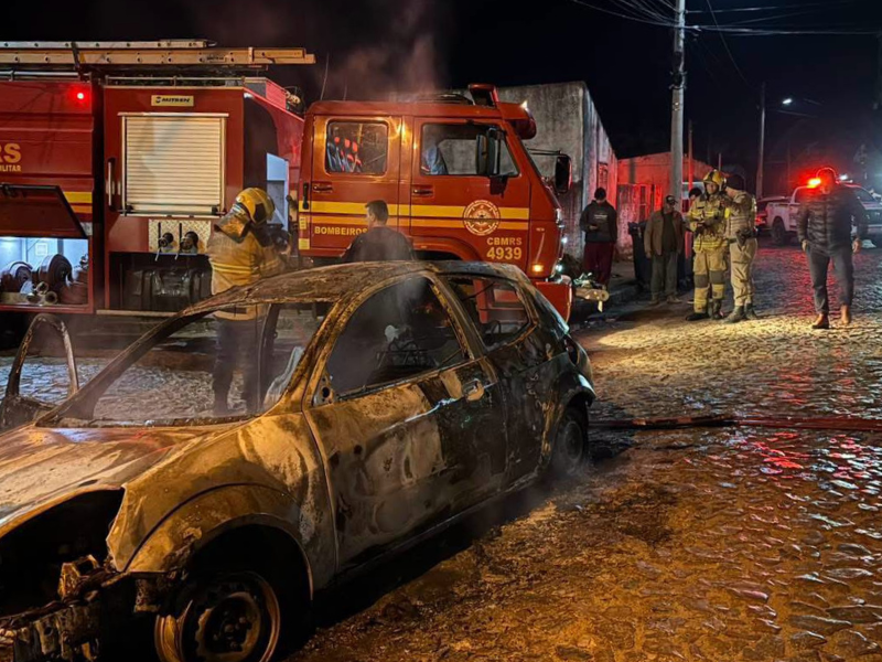 Carro é consumido por incêndio e mobiliza equipes de emergência em Pedro Osório