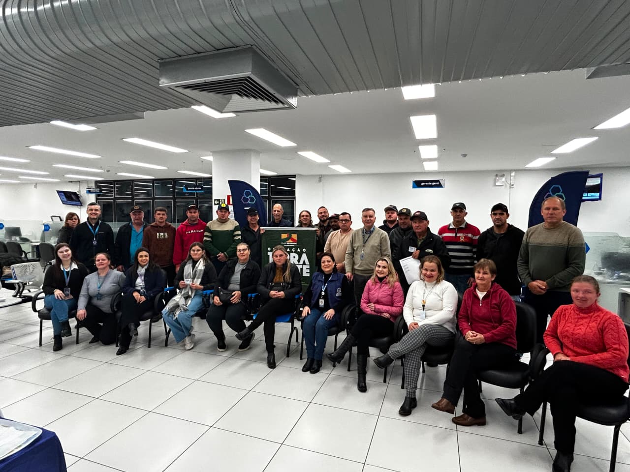 EMATER e Banrisul entregam 22 cartões a beneficiários do programa Operação Terra Forte em São Lourenço do Sul