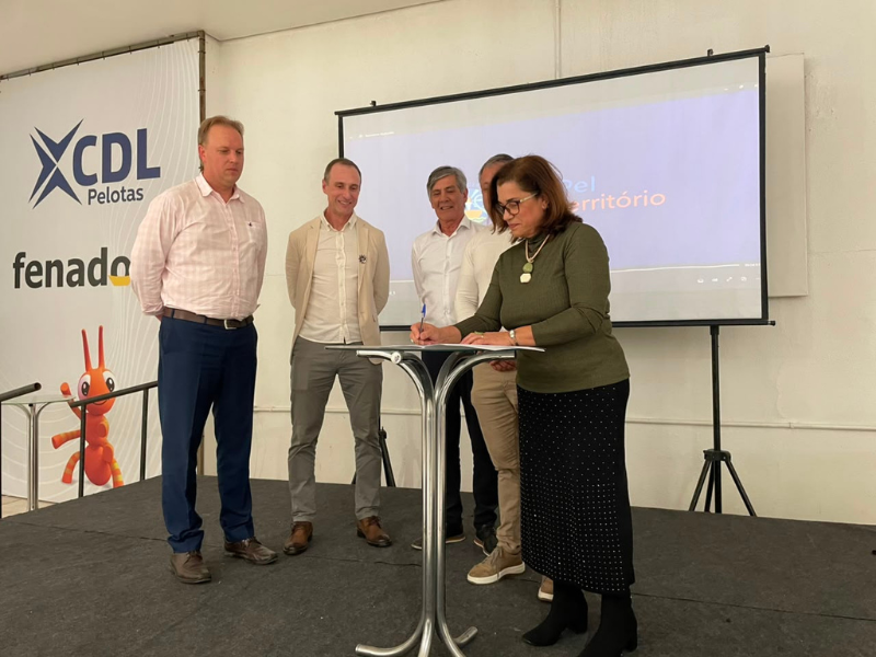 Azonasul firma cooperação com a UFPel para ampliar ações de desenvolvimento regional