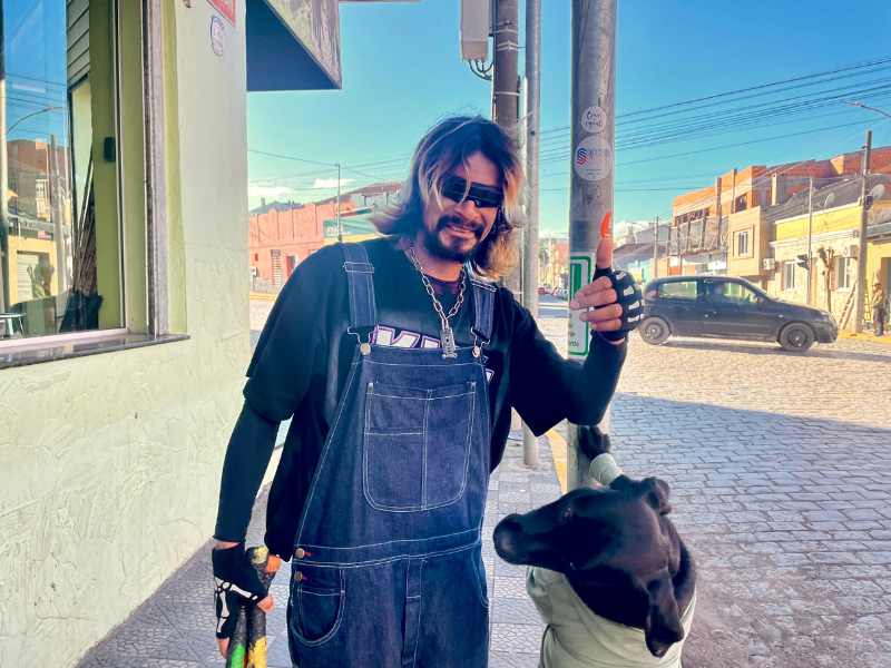 Artista de rua colombiano realiza apresentações com seu cão em Canguçu
