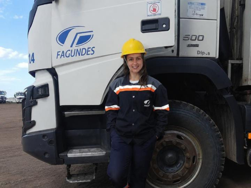 Marília Garcia transforma sonho em profissão e fortalece protagonismo feminino no volante em Pinheiro Machado