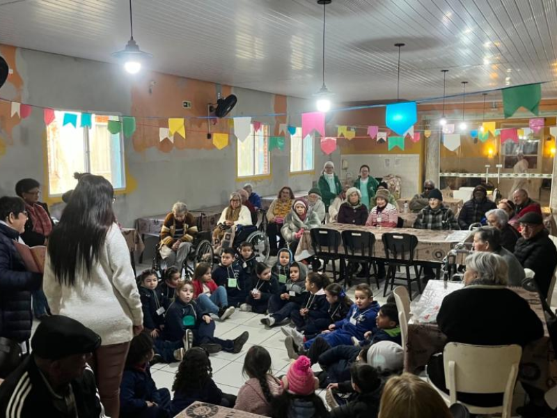 Projeto em Rio Grande aproxima estudantes e pessoas idosas em experiência de afeto e troca de vivências