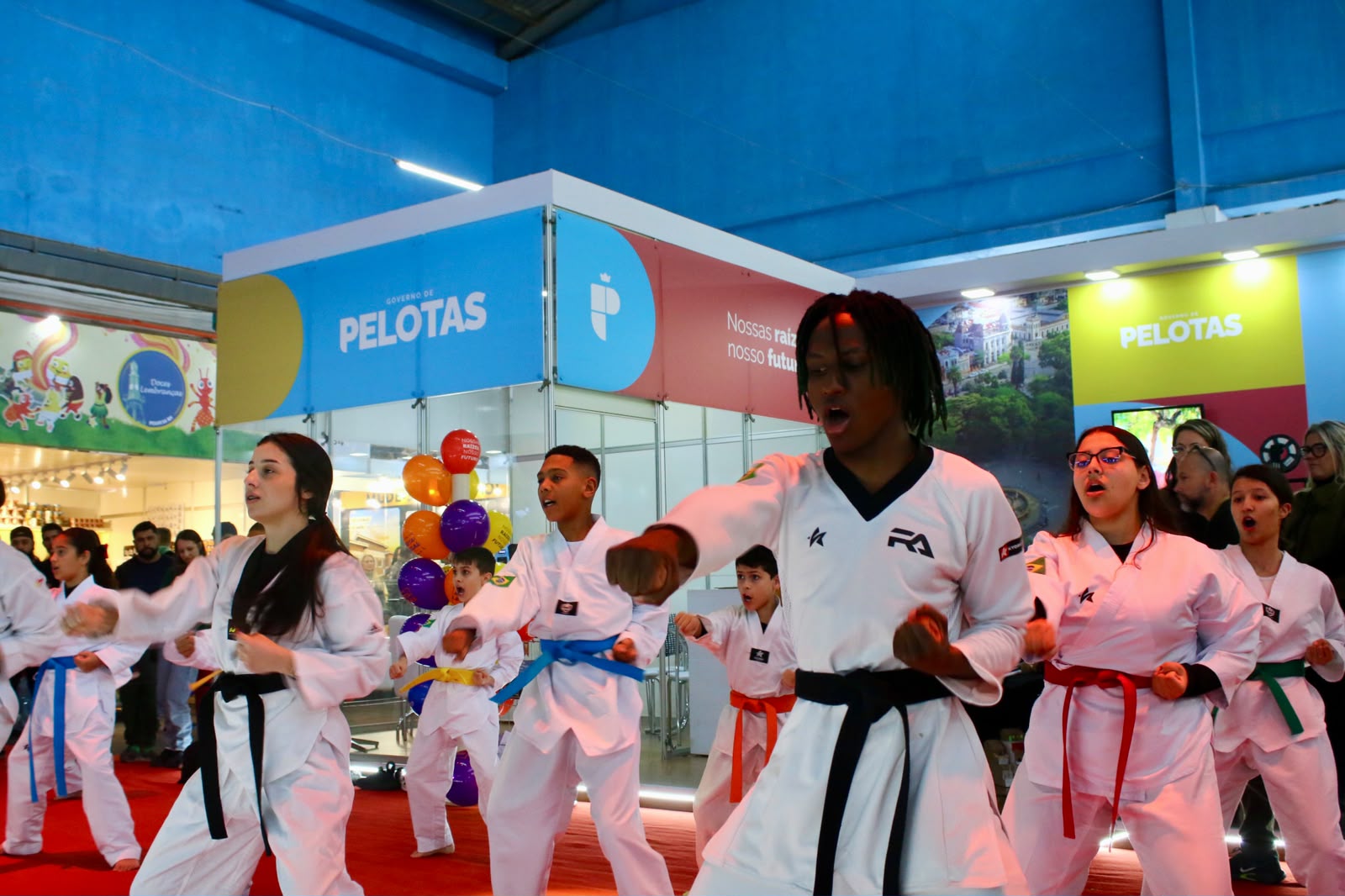 Projetos da SELJ promovem apresentações ao público na Fenadoce