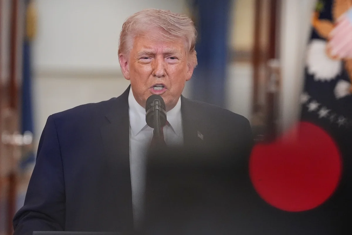 Trump anuncia controle do Estreito de Ormuz e taxa de 20% sobre cargas; Irã reage com ameaças